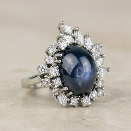 Bague 53.5 Bague en or blanc 750 avec saphir étoilé et diamants 58 Facettes 1864