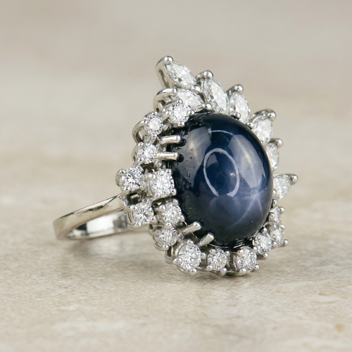 Bague 53.5 Bague en or blanc 750 avec saphir étoilé et diamants 58 Facettes 1864