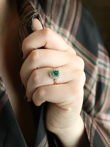 Bague 53 Bague marguerite ancienne en or rose et blanc 18 carats, émeraude et diamants 58 Facettes 1108.11
