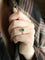 Bague 53 Bague marguerite ancienne en or rose et blanc 18 carats, émeraude et diamants 58 Facettes 1108.11