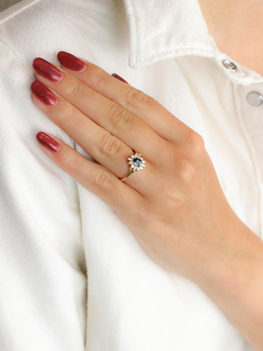 Bague 52.5 Bague marguerite vintage en or jaune 18k, saphir et diamants 58 Facettes 1CA0000011/1