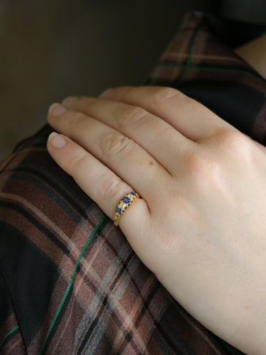 Bague 46 Bague jarretière en or jaune 18k, saphirs et diamants taille rose 58 Facettes 1181.4
