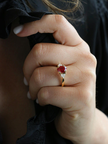 Bague 55 Bague trilogie or jaune rubis diamants trillion 58 Facettes 1109.4