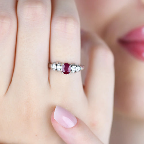 Bague 54 Bague en or blanc 18 carats avec rubis birman 0,70 ct et diamants 58 Facettes 6163