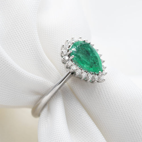 Bague 53 Bague en or blanc 18 ct avec émeraude de Colombie 0,94 ct et diamants 58 Facettes 7816