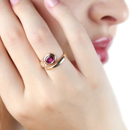 Bague Bague serpent en or jaune 18 kt avec rubis 0,80 ct et diamants 58 Facettes 8951