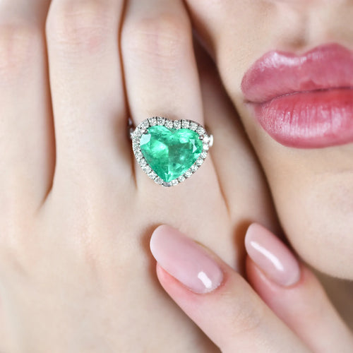 Bague 52 Bague en or blanc 18 kt avec émeraude de Colombie 6,60 ct et diamants 58 Facettes 9698
