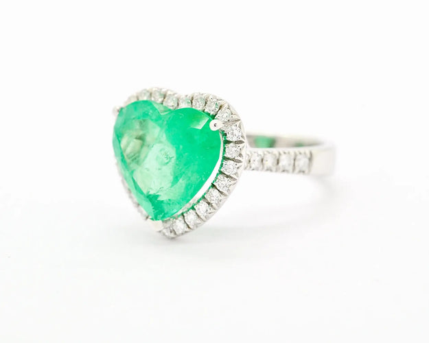 Bague 52 Bague en or blanc 18 kt avec émeraude de Colombie 6,60 ct et diamants 58 Facettes 9698