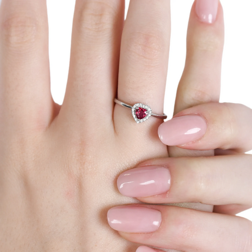 Bague Bague en or blanc 18 carats avec rubis cœur et diamants 58 Facettes 12025