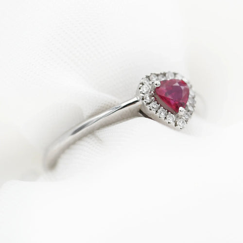 Bague Bague en or blanc 18 carats avec rubis cœur et diamants 58 Facettes 12025