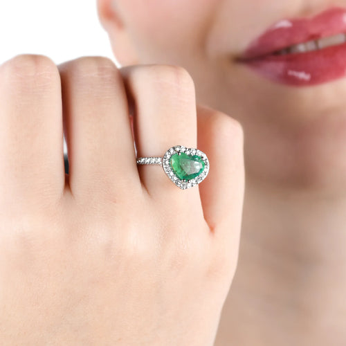 Bague 53 Bague en or blanc 18 carats avec émeraude 2,07 ct et diamants 58 Facettes 12054