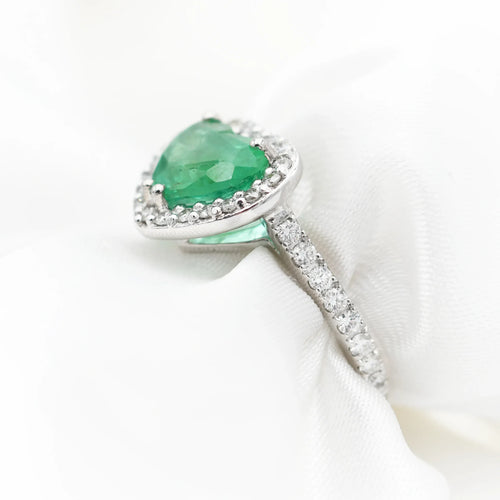 Bague 53 Bague en or blanc 18 carats avec émeraude 2,07 ct et diamants 58 Facettes 12054