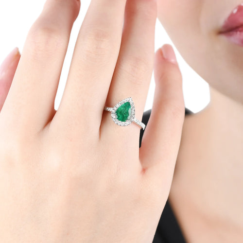 Bague 53 Bague en or blanc 18 kt avec émeraude 1,04 ct et diamants 58 Facettes 13423