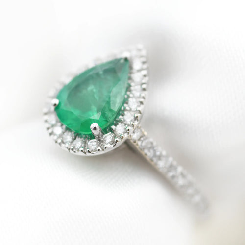Bague 53 Bague en or blanc 18 kt avec émeraude 1,04 ct et diamants 58 Facettes 13423