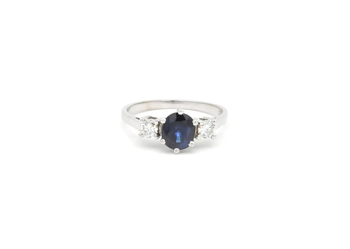 Bague 55 Bague en or blanc 18 carats, saphir ovale et diamants 58 Facettes 14308