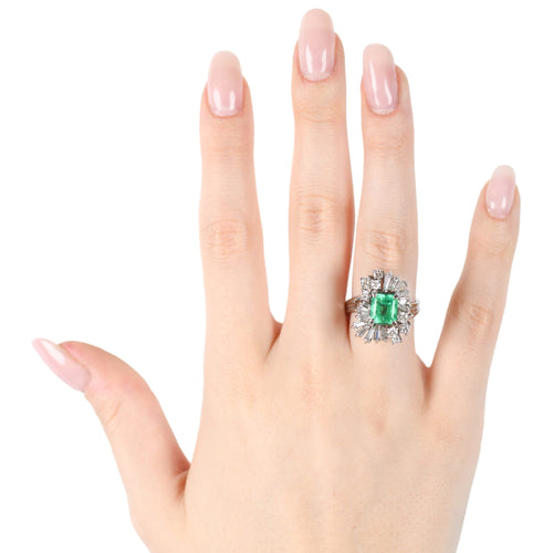 Bague 56 Bague en or blanc, émeraude de Colombie 1,81 ct et diamants 58 Facettes 14539