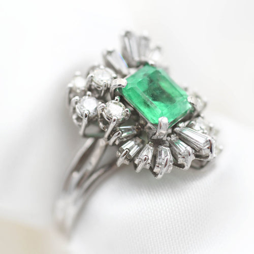 Bague 56 Bague en or blanc, émeraude de Colombie 1,81 ct et diamants 58 Facettes 14539