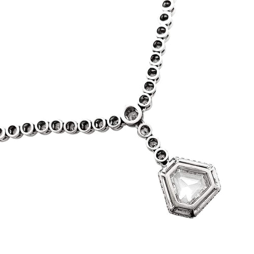 Collier Collier cravate rivière en or blanc 750 serti de diamants 58 Facettes 25379