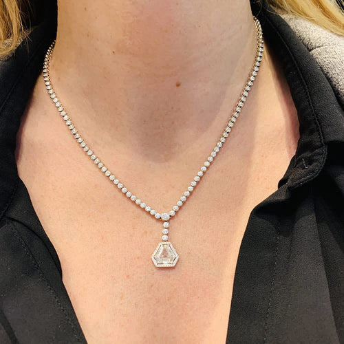 Collier Collier cravate rivière en or blanc 750 serti de diamants 58 Facettes 25379