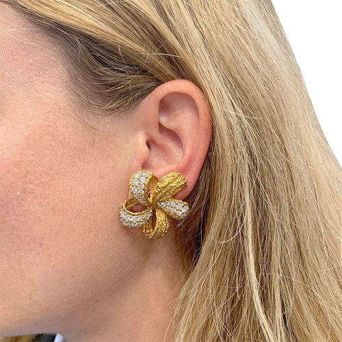 Boucles d'oreilles M.Gérard - Boucles d’oreilles fleurs en or jaune et diamants 58 Facettes 31849