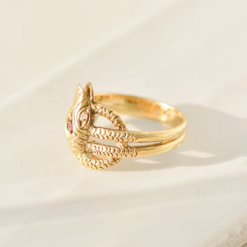 https://cdn.shopify.com/s/files/1/0442/6560/3235/files/vintage-schlangenring-mit-rubin-aus-14k-goldhoney-jewelry-3161973.jpg?v=1772565400