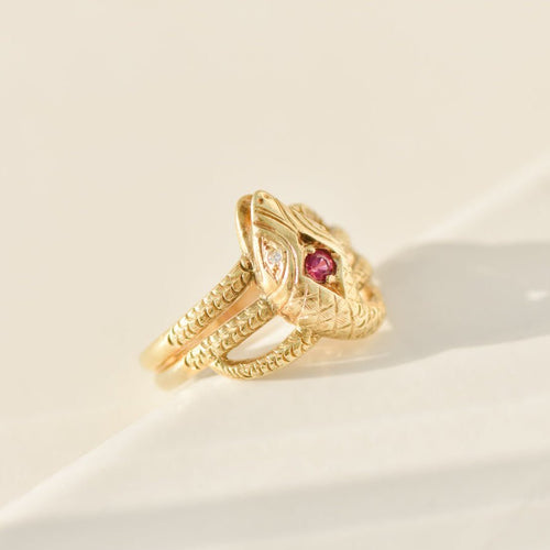 https://cdn.shopify.com/s/files/1/0442/6560/3235/files/vintage-schlangenring-mit-rubin-aus-14k-goldhoney-jewelry-1689128.jpg?v=1772565399
