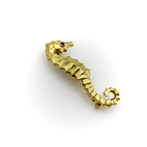 Broche Cartier - Broche hippocampe vintage en or jaune 18 ct et rubis 58 Facettes