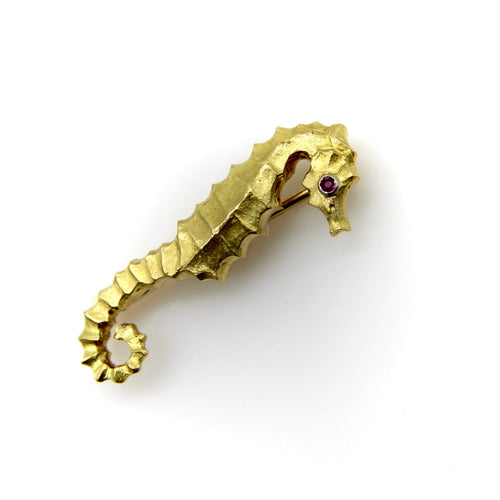 Broche Cartier - Broche hippocampe vintage en or jaune 18 ct et rubis 58 Facettes