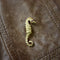 Broche Cartier - Broche hippocampe vintage en or jaune 18 ct et rubis 58 Facettes