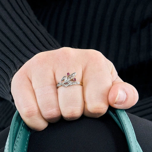 Bague 54 Bague début XXe - Motif floral en or jaune et blanc 18K, rubis et diamants 58 Facettes LAN12232