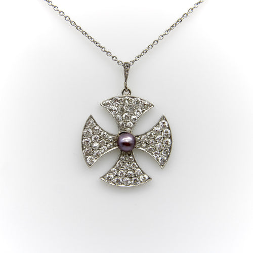 Pendentif Pendentif croix de Malte édouardienne en platine, diamants et perle noire 58 Facettes A2001Z