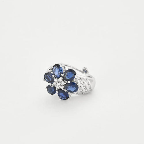 Boucles d'oreilles Boucles d'oreilles fleurs en or blanc, diamants et saphirs 58 Facettes 240725