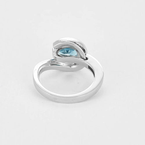 Bague 49 Bague tourbillon en or blanc, topaze et diamants 58 Facettes B250558
