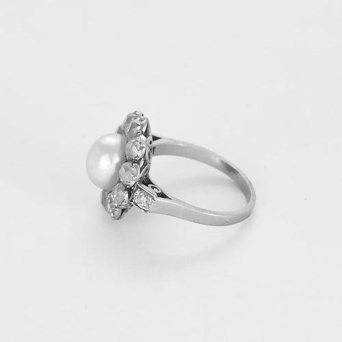Bague 51 Rare Bague marguerite en platine, perle fine et diamants 58 Facettes GAP1897X2