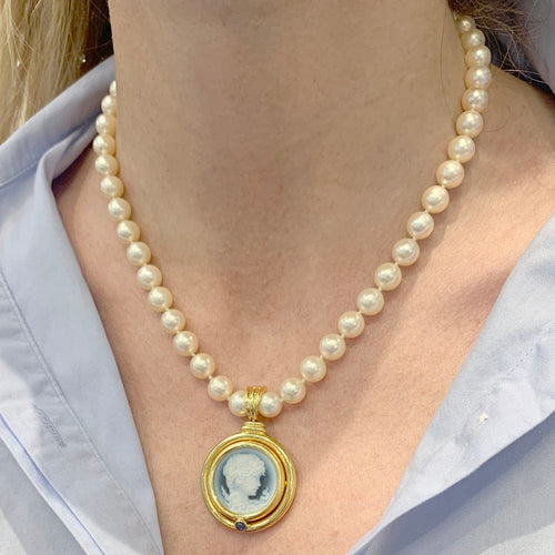 Collier Collier or jaune, perles de culture, camée onyx. 58 Facettes 34595