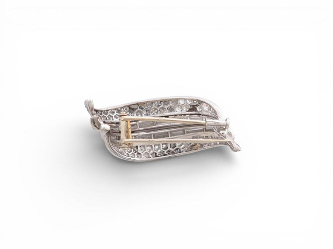 Broche broche 1960 sertie diamants baguette & ronds 9ct platine 15.4gr 58 Facettes 273027
