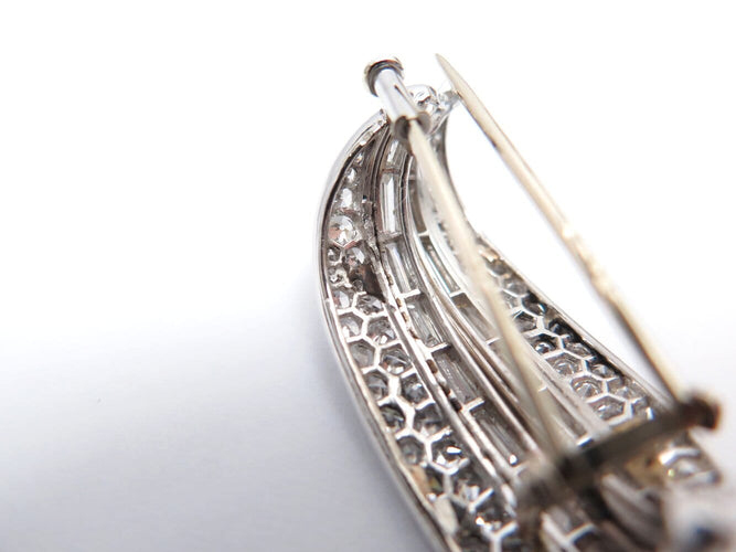Broche broche 1960 sertie diamants baguette & ronds 9ct platine 15.4gr 58 Facettes 273027