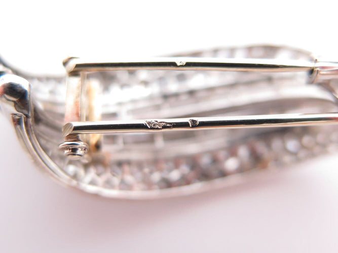 Broche broche 1960 sertie diamants baguette & ronds 9ct platine 15.4gr 58 Facettes 273027
