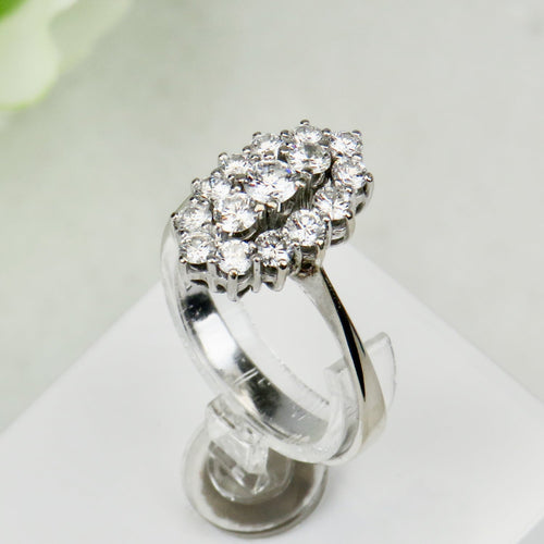 Bague 57 Bague en or blanc 14 carats avec diamants 58 Facettes 2832