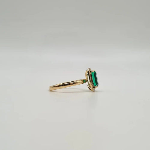 Bague 50 Bague solitaire or jaune 18 carats sertie d’une émeraude synthétique et halo de diamants laboratoires 58 Facettes