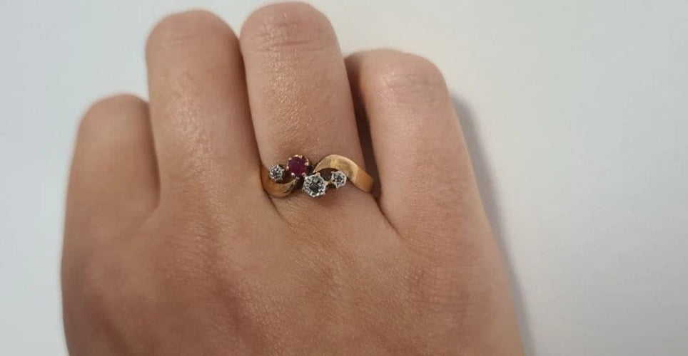 Bague 55 Bague en or jaune, rubis et diamants 58 Facettes