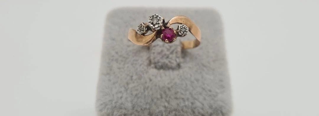 Bague 55 Bague en or jaune, rubis et diamants 58 Facettes