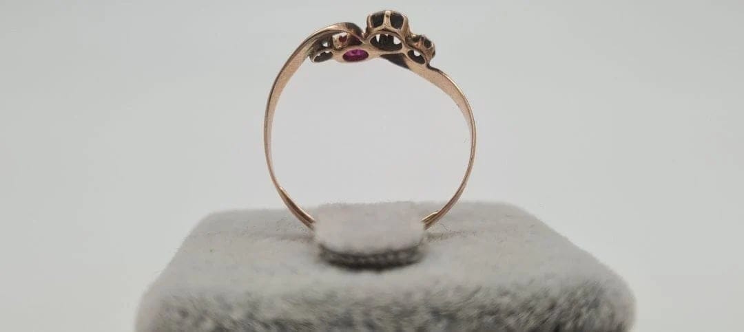 Bague 55 Bague en or jaune, rubis et diamants 58 Facettes