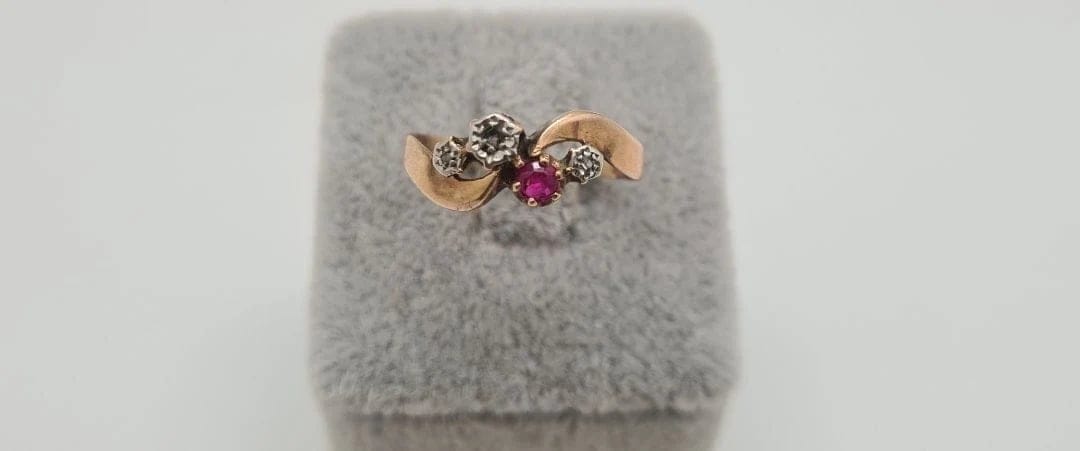 Bague 55 Bague en or jaune, rubis et diamants 58 Facettes