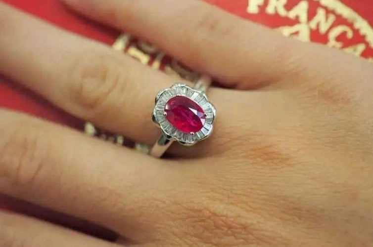 Bague 54 Bague en Or blanc, rubis et de diamants 58 Facettes
