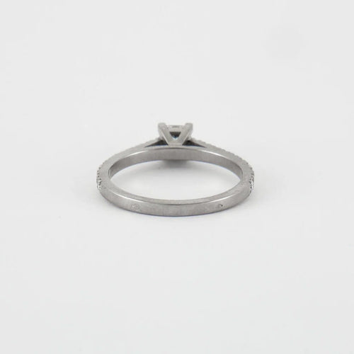 Bague 54 Bague solitaire en or blanc et diamants 58 Facettes
