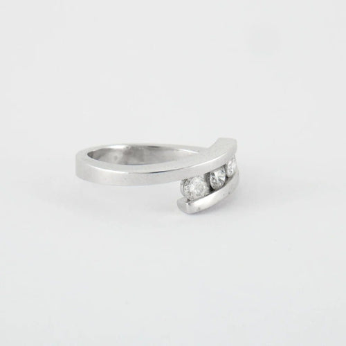 Bague 54 Bague trilogie en or blanc et diamants 58 Facettes