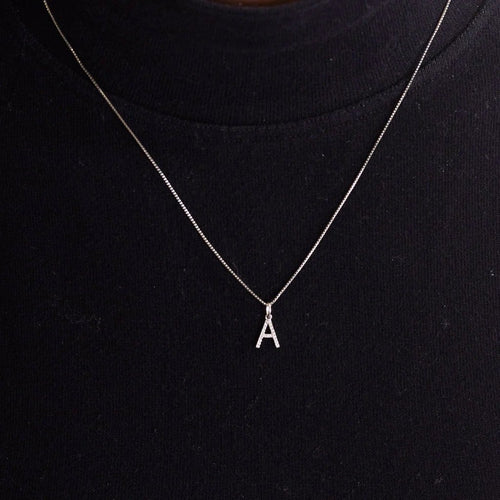 Pendentif Pendentif « A » en or blanc 18 carats et diamants 58 Facettes