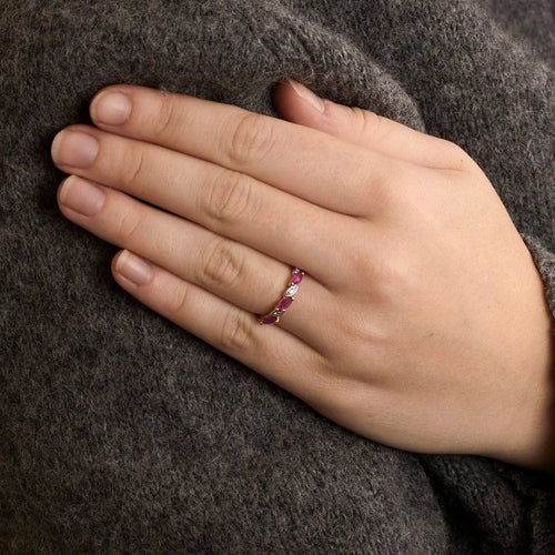 Bague 53 Bague en or jaune, rubis et diamants 58 Facettes