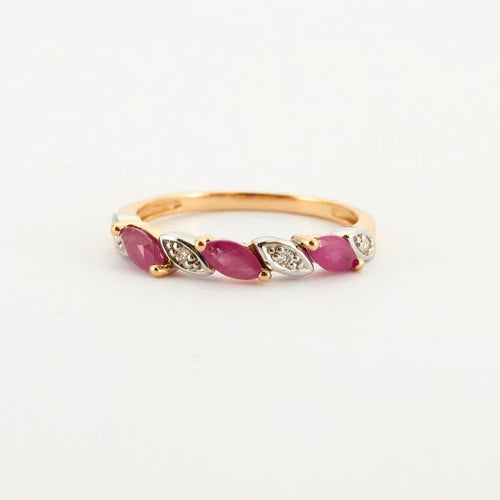 Bague 53 Bague en or jaune, rubis et diamants 58 Facettes
